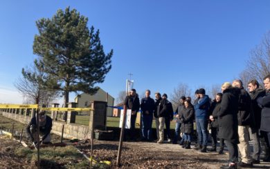 Demonstration of manual demining on already cleared land