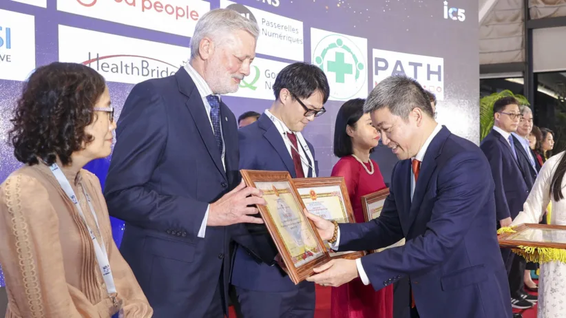 243 VUFO Chairman presenting Certificate of Merits to NPA CD 04122025