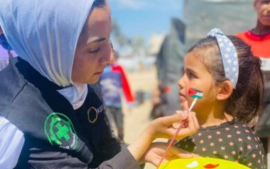 REFORMs frivillig maler et palestinsk flagg på en jente