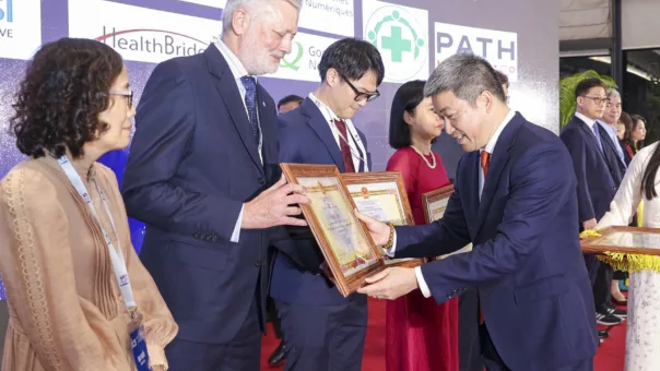 243 VUFO Chairman presenting Certificate of Merits to NPA CD 04122025