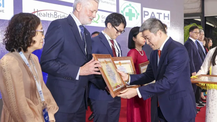 243 VUFO Chairman presenting Certificate of Merits to NPA CD 04122025