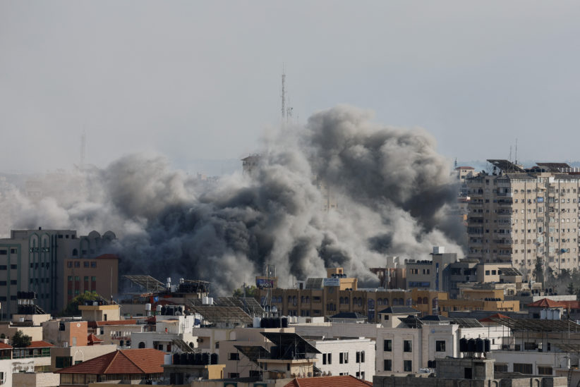 Røyk stiger fra Gaza etter israelske angrep 7. oktober 2023.